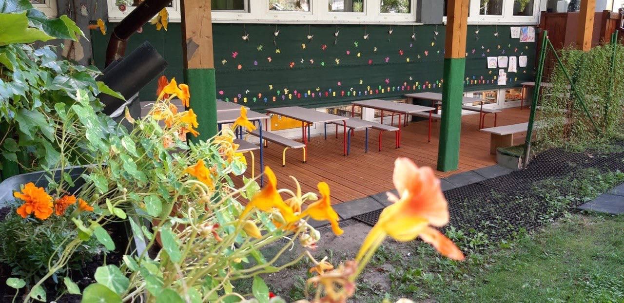 Überdachte Terrasse mit Sitzbänken im Garten